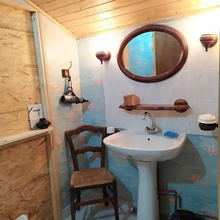 Chardon Bleu Cuisine Coin A Manger Sanitaires Salle D'eau Apartment Barcelonnette